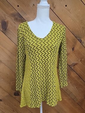 Women's Yellow Patterned Long-Sleeve V-Neck Shirt Medium